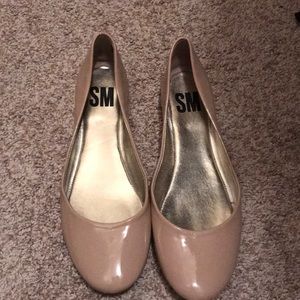 Shiny nude flats